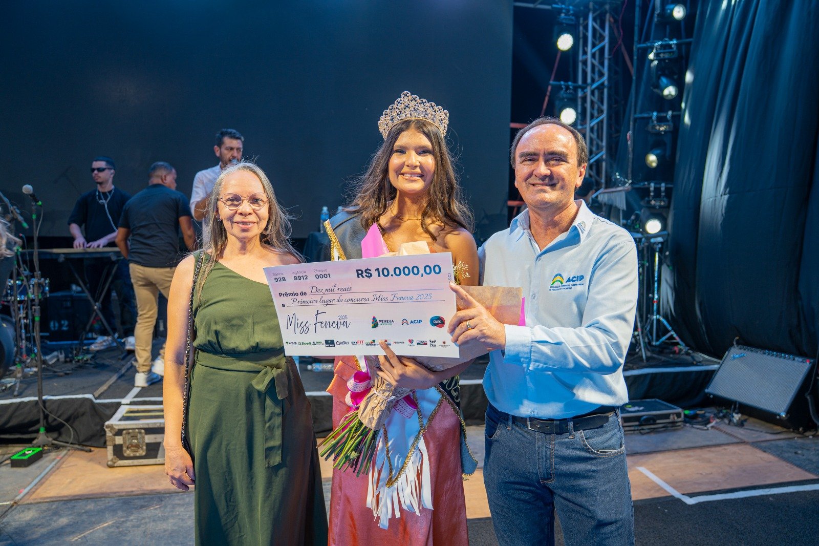 Tatiane Araújo, de Pium, é Coroada Miss FENEVA 2025 em Noite de Gala e Celebração Regional