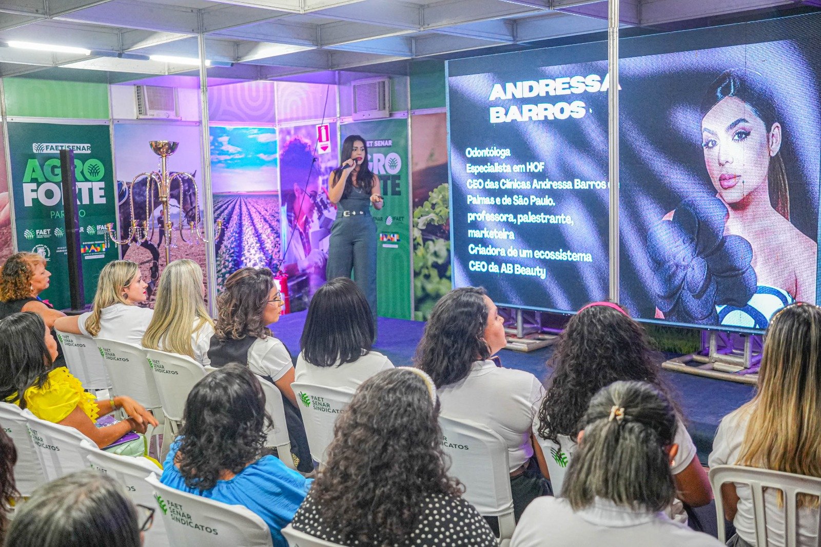 Andressa Barros Lidera Noite de Empoderamento Feminino com o Painel ‘PERTENCER’ na FENEVA 2025