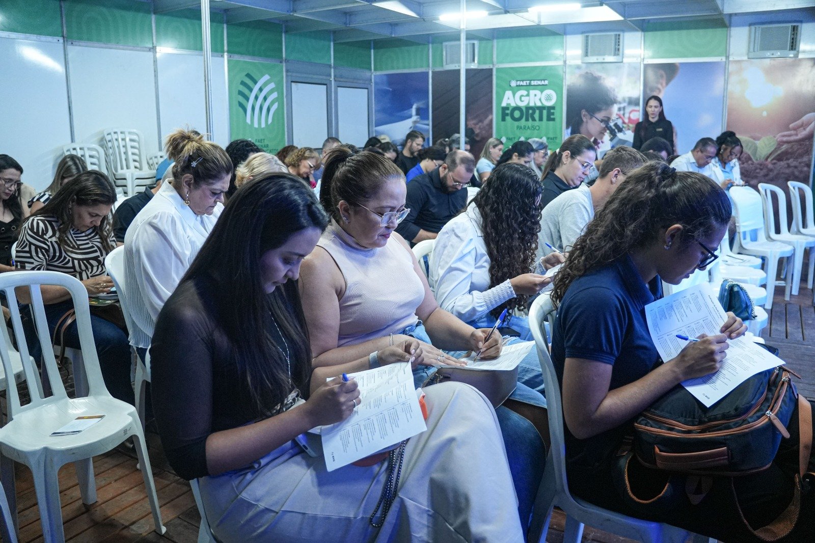 FÉ E FOCO: FENEVA 2025 Lota Auditório com Palestras sobre Empreendedorismo com Propósito e Produtividade